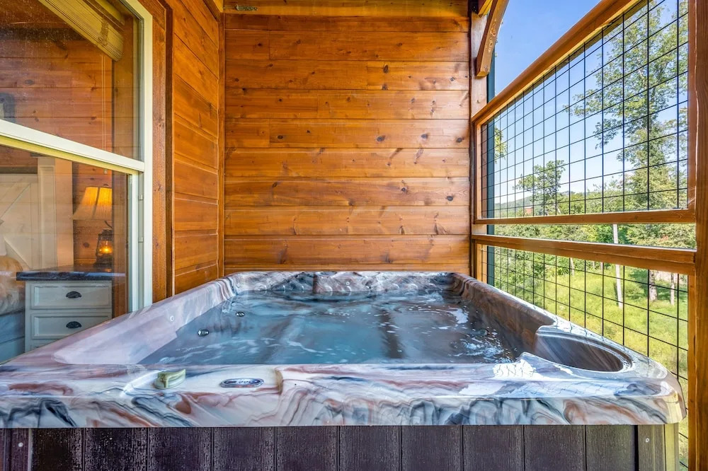 Mountain Skyy 3 Bedroom Cabin by RedAwning