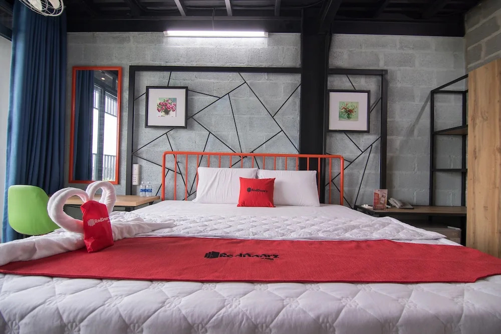 RedDoorz Plus @ Ung Van Khiem Street