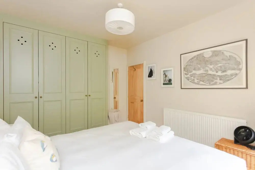 Chic 1 Bedroom Apartment in Zone 1 With Views Gherkin
