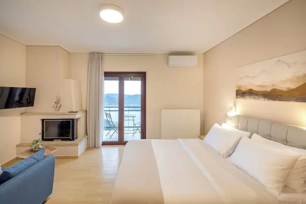 Lake Kremasta Hotel