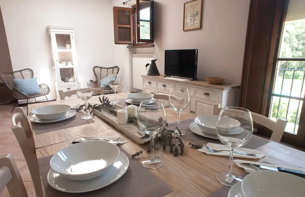CASALE LA FATA -tipico toscano immerso nelle colline tra Lucca e Versilia, 6 appartamenti indipendenti