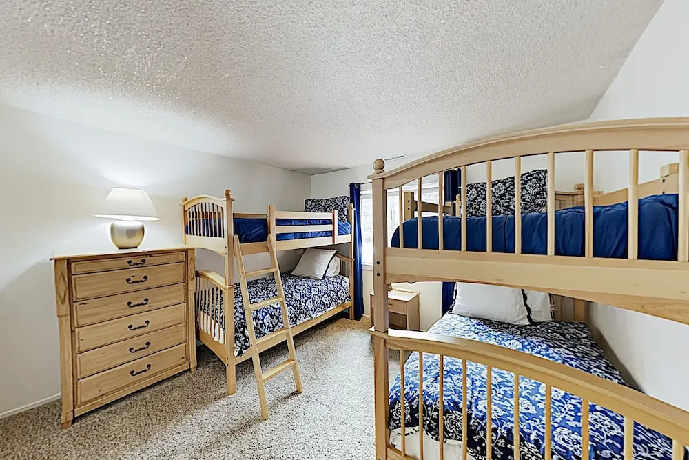 New Listing! Year-round W/ Game Room 3 Bedroom Home