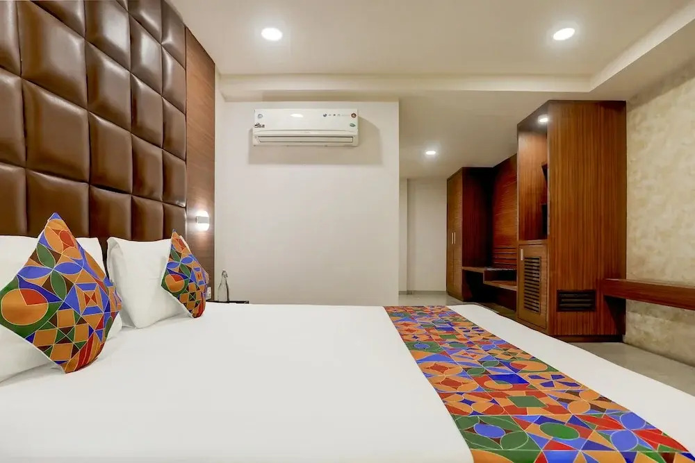 Hotel Simran Raghuveer Para by OYO Rooms
