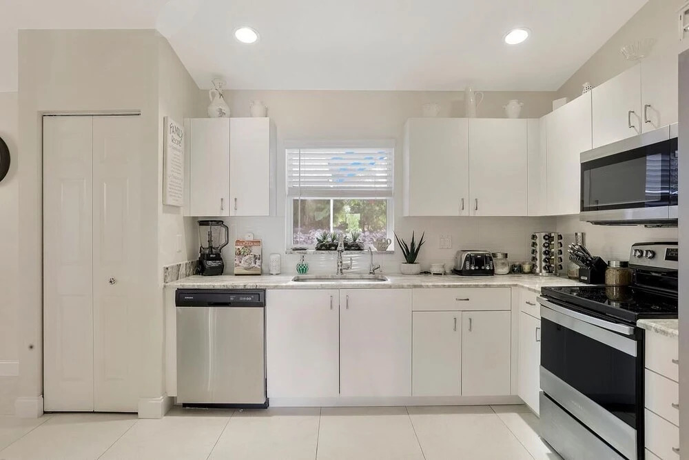 Quiet Inland Home With Pool, two Queen Beds and Grill