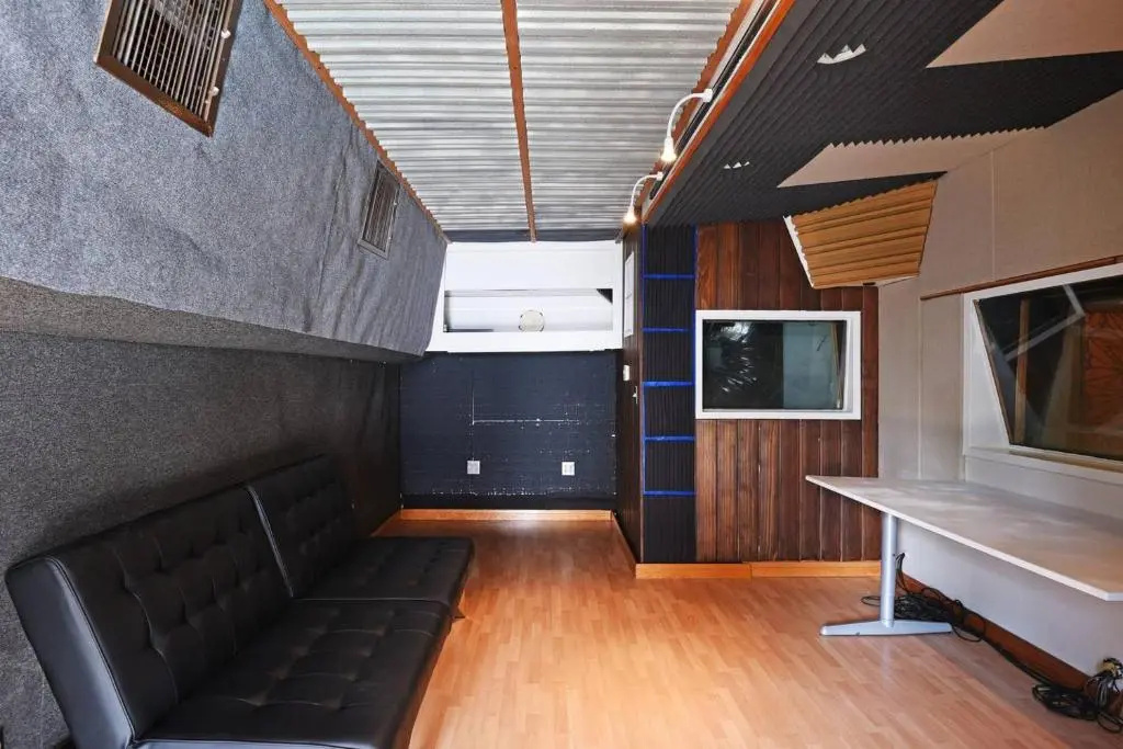 Oasis with pool and music studio by BENVENU