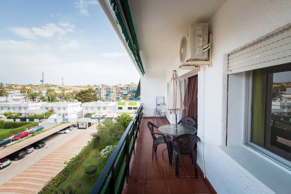 Holidays2Torremolinos Apartamento de 3 dormitorios con terraza y piscina comunitaria