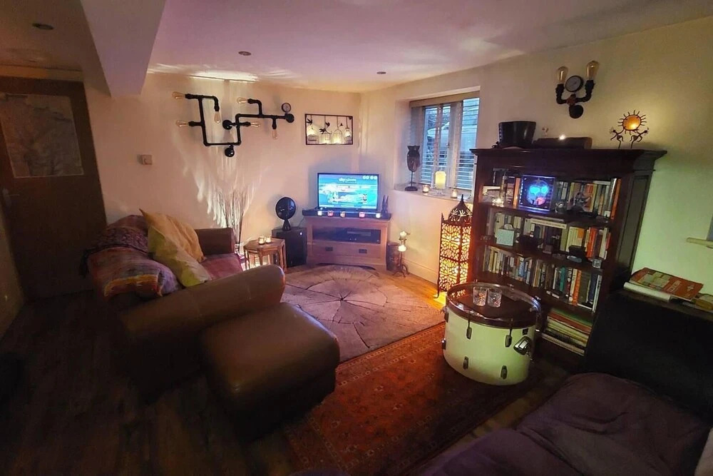 1 Bed Flat - Sleeps 4 - Garden - Parking - Wifi