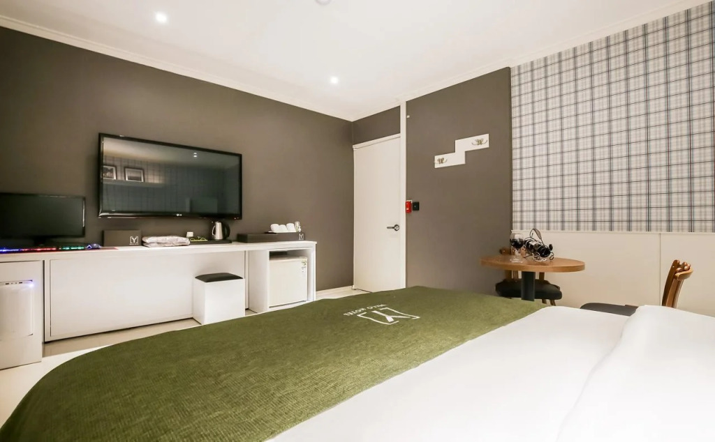 Yellow Hotel