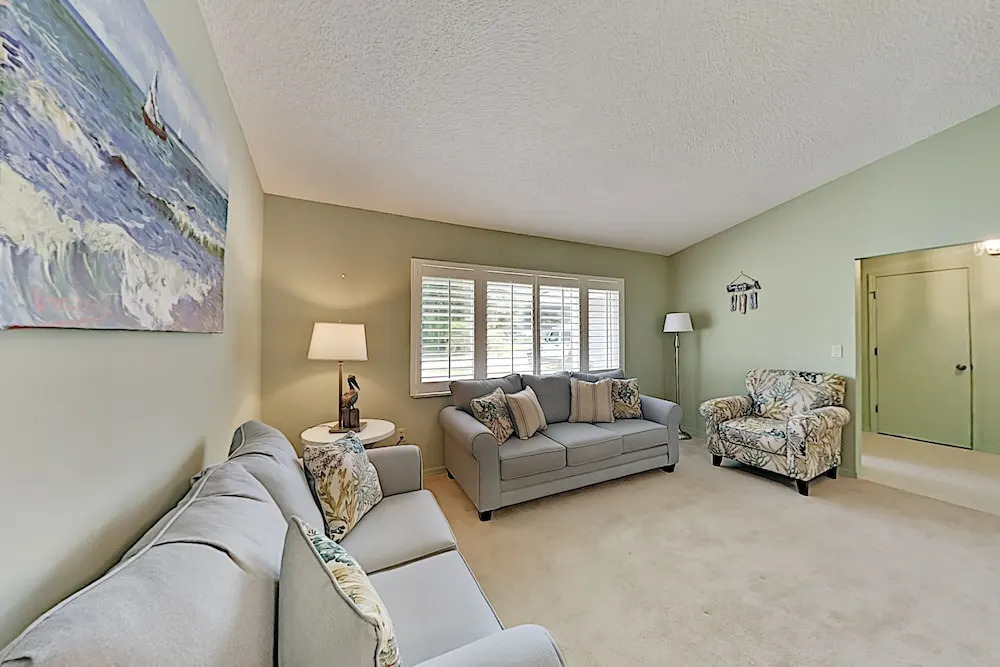 Corner Lot W/ Lanai & Private Pool 3 Bedroom Home