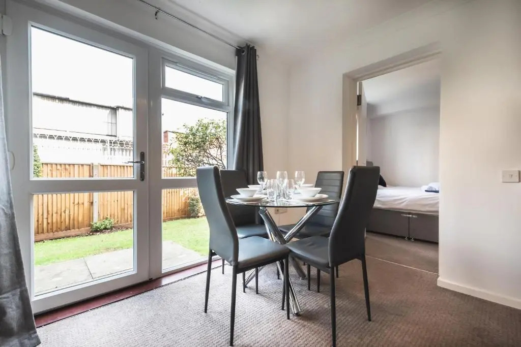 BEST PRICE - Fantastic 2bed 2bath City Centre Apartment! 1 Double bed, 3 Singles or Kingsize, Sofabed, Smart TVs, FREE PARKING