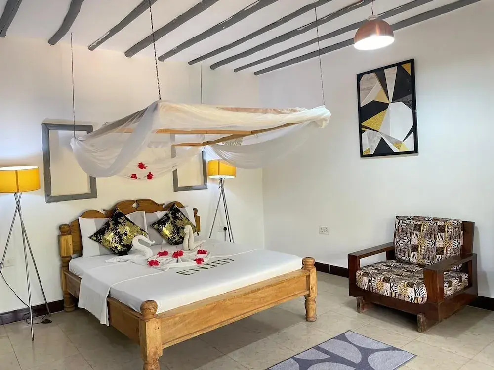 zanzllywood hotel and apartments
