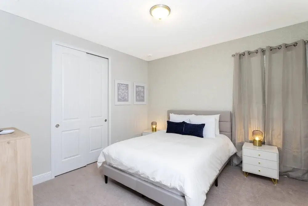 Gorgeous 8 Bedroom Single Home With Private Pool -ec7724