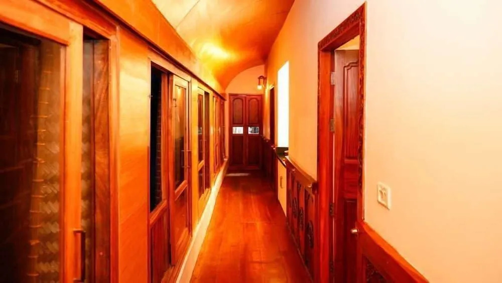 Backwater Retreat Houseboat