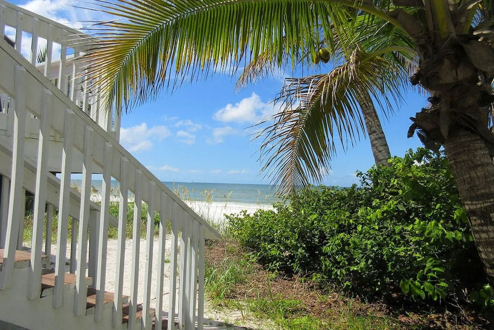 Mid-island Beach House 2 Bedrooms 2 Bathrooms Home