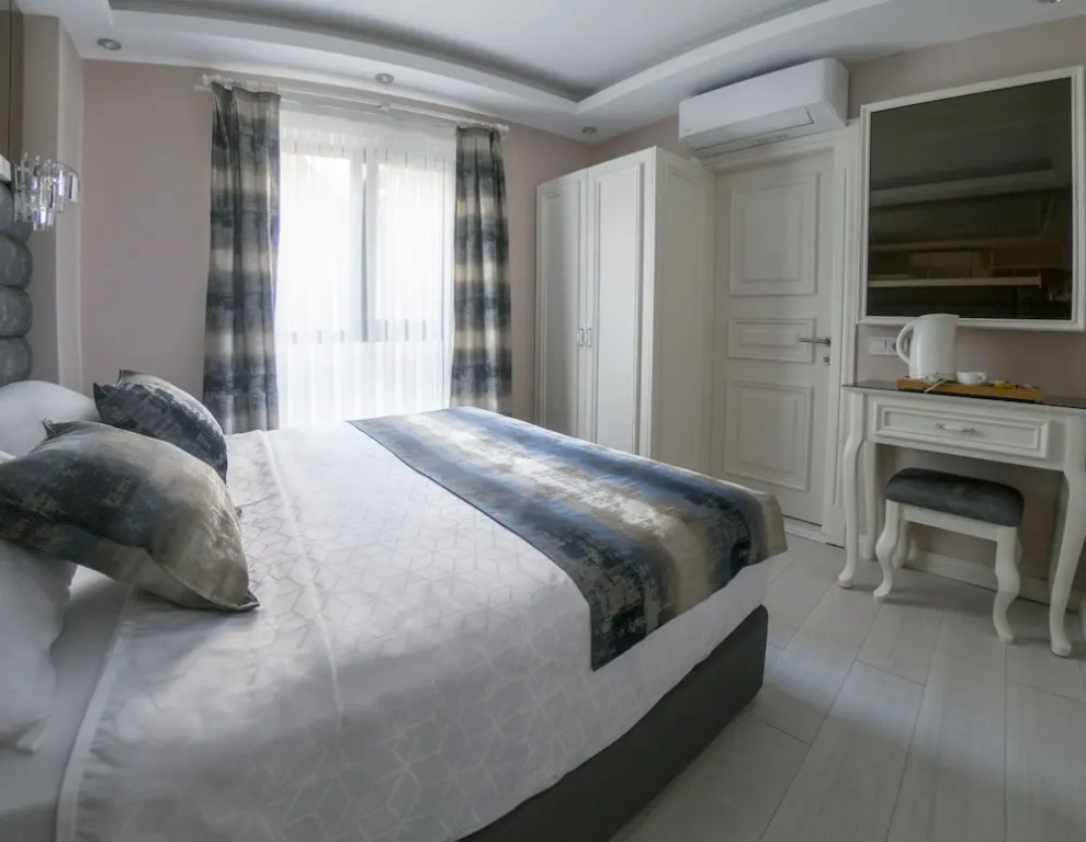 Отель Crowned Hotel