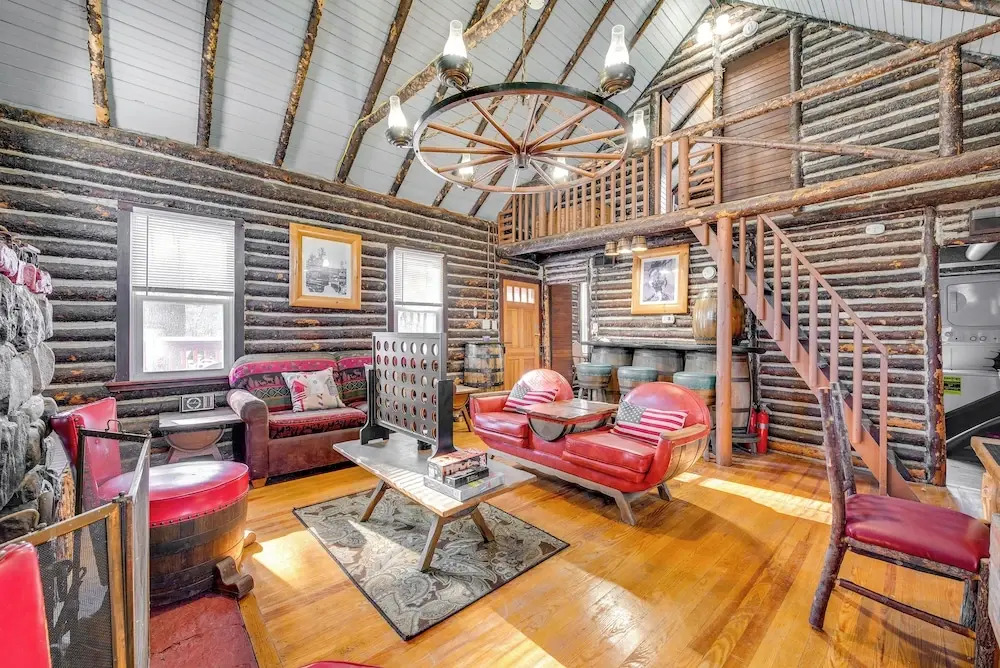 Easy Interstate Access: Original Poconos Log Cabin