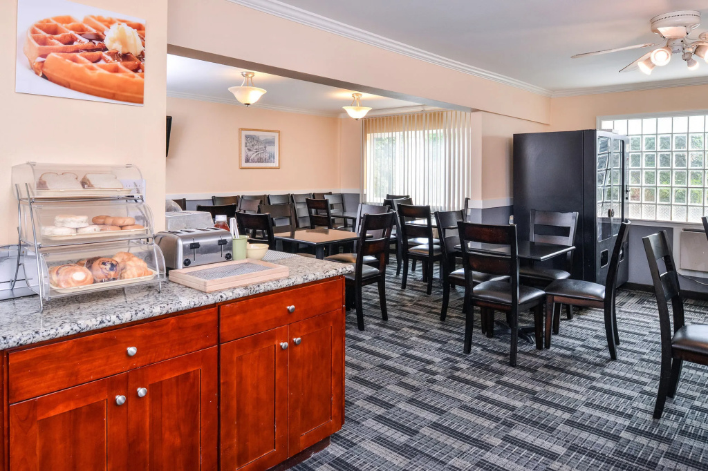 Отель Clarion Pointe