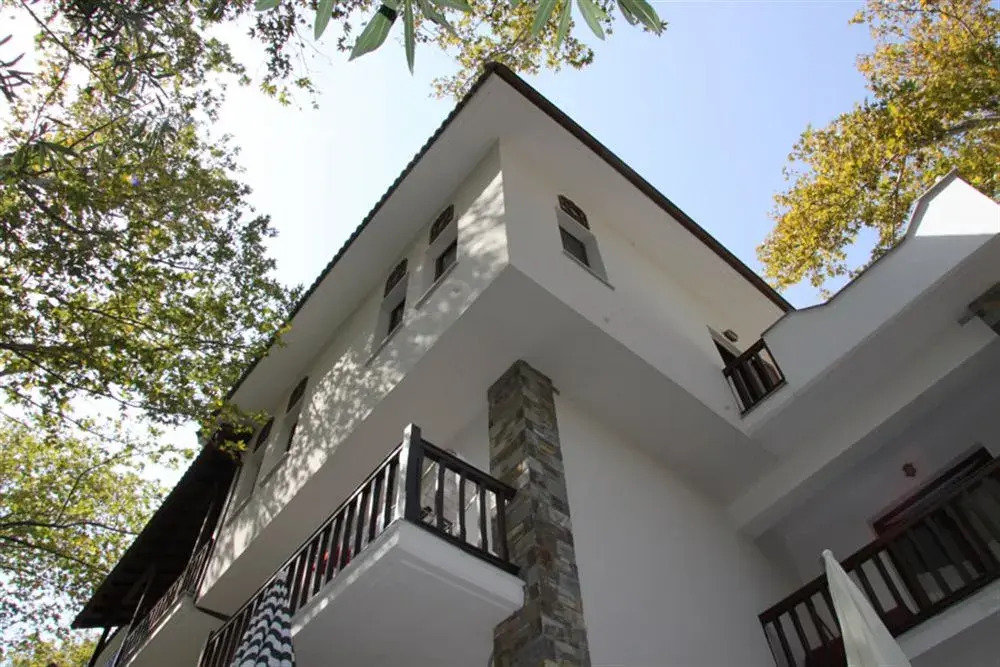 Platanofylla Studios & Apartments