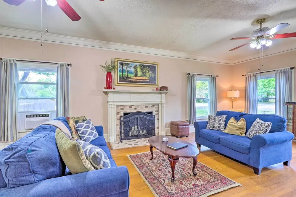 1920s Corsicana Home: Group Getaway Near Downtown!
