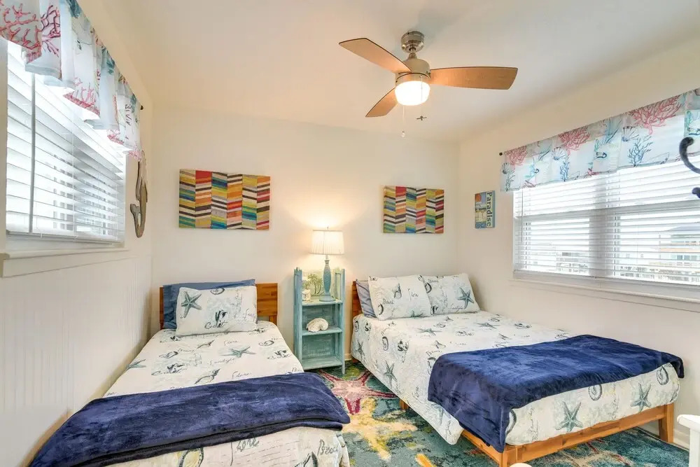 Pet-friendly Condo w/ Seasonal Pool in Galveston!