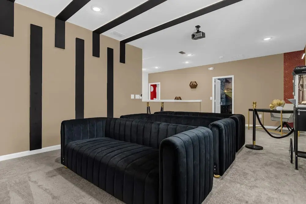 Upstay - Theme Rooms Pool Spa Theatre Arcade