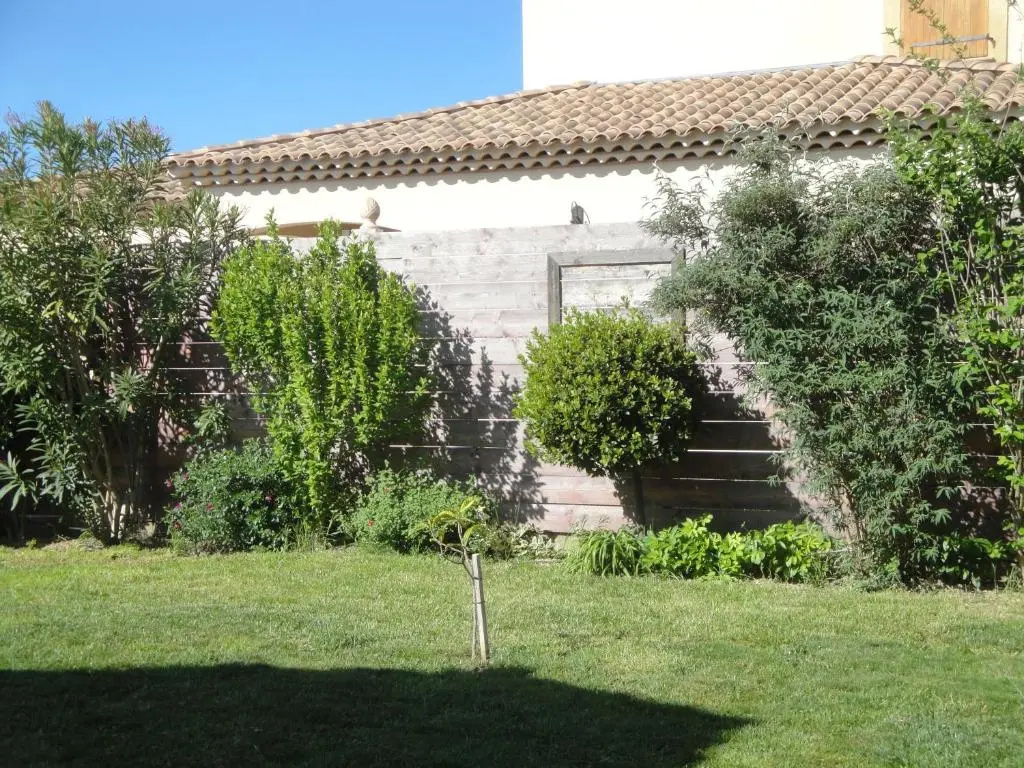 nice home rental in the hearth of the village mouriès, in the natural park of the alpilles