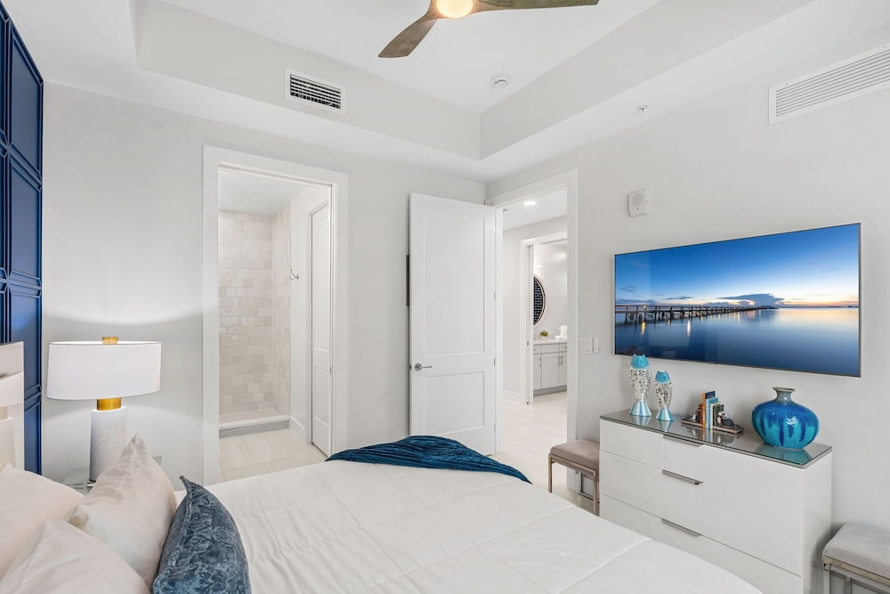 Harbor Island Beach Club - Luxury Waterfront Apartments with Views Pool Dock Private Beach Access