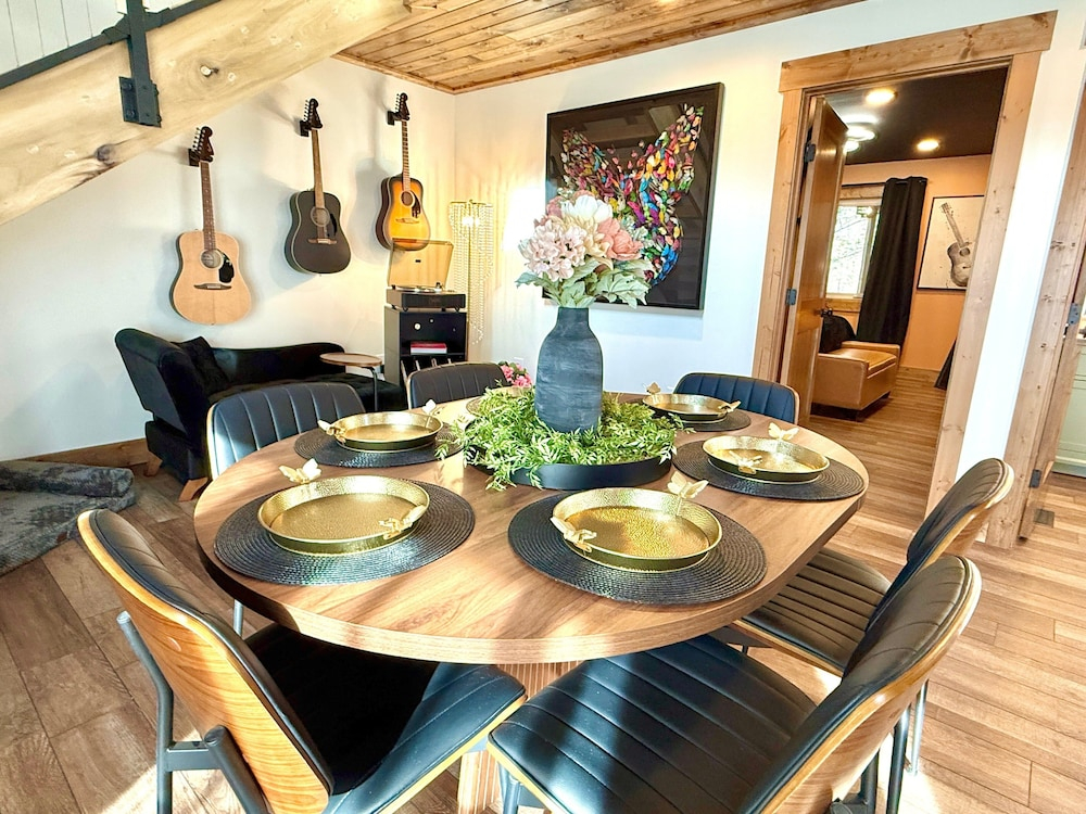 Dolly's Harmony Haven 3 Bedroom Cabin