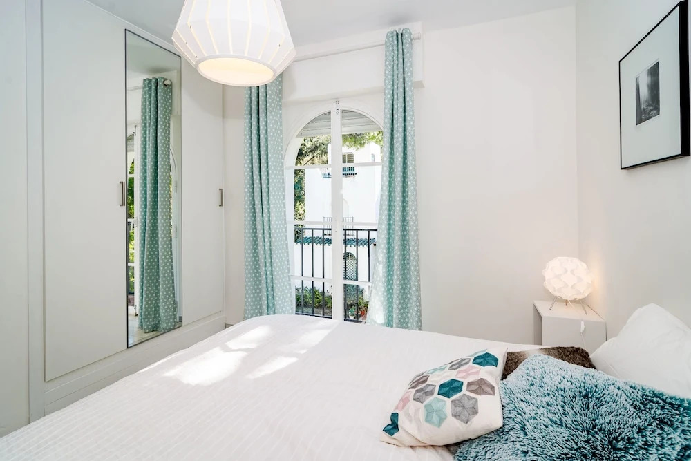 SE-Spacious townhouse in Nueva Andalucia Roomservice