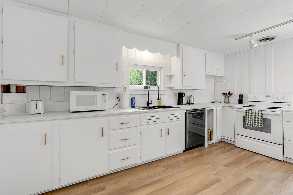 Gage Farmhouse Limit 6 2 Bedroom Apts by RedAwning