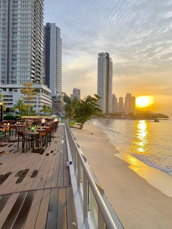 Hompton Hotel by the Beach
