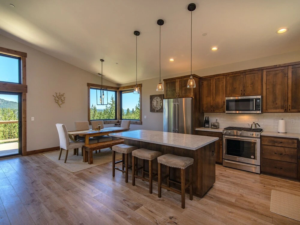 Tahoe Donner Home 4 Bedrooms 2.5 Bathrooms Home