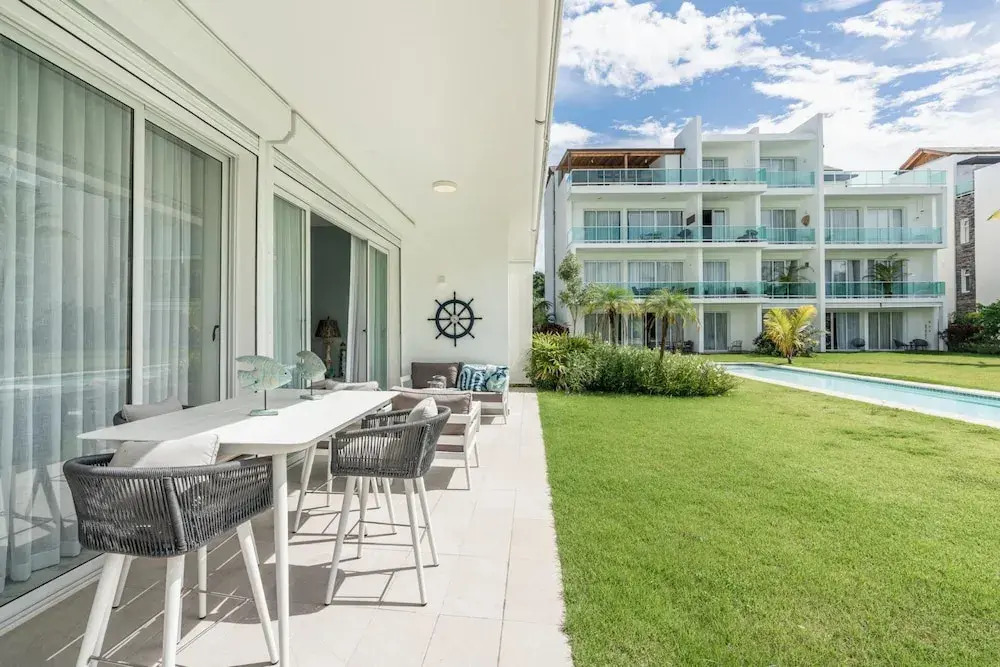 Two-bedroom apt With Pool View bbq in Lake View