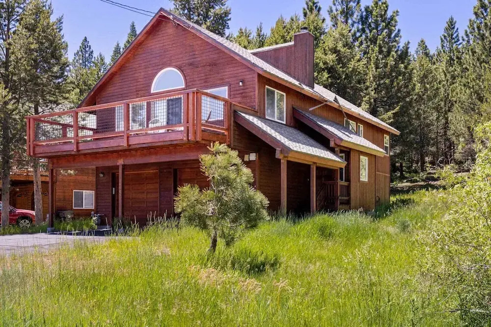 < 8 Mi to Donner Lake: Home w/ Deck + Balcony!