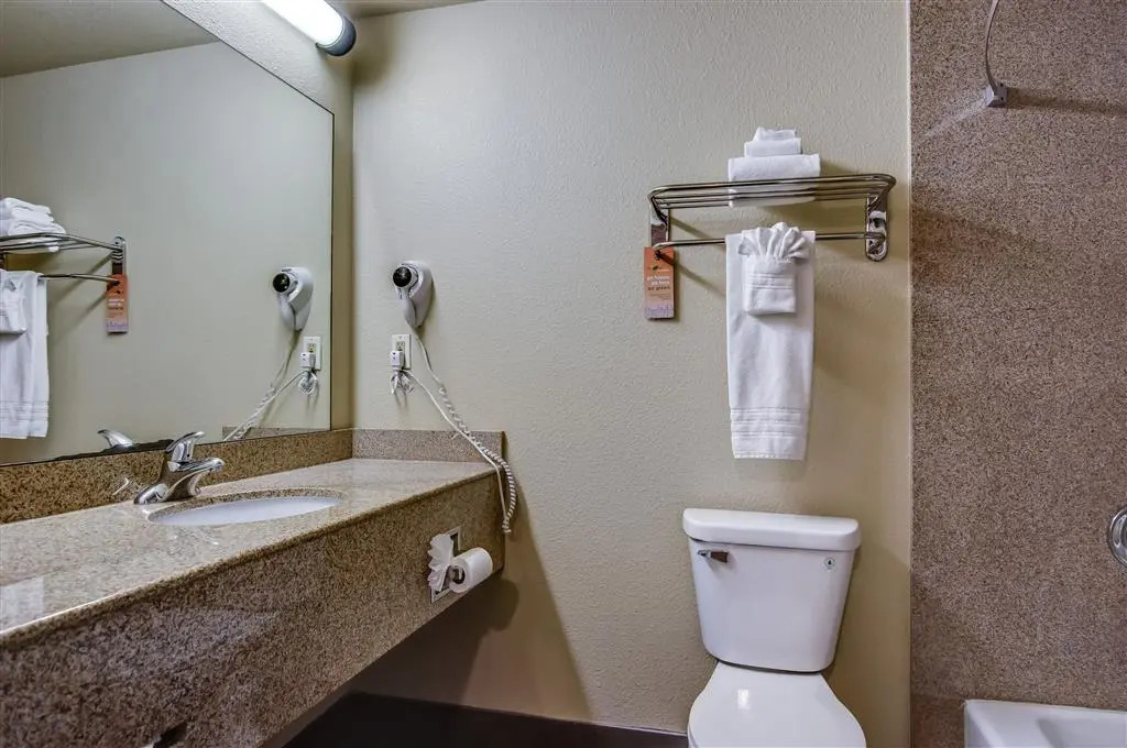 Howard Johnson Inn & Suites Reseda