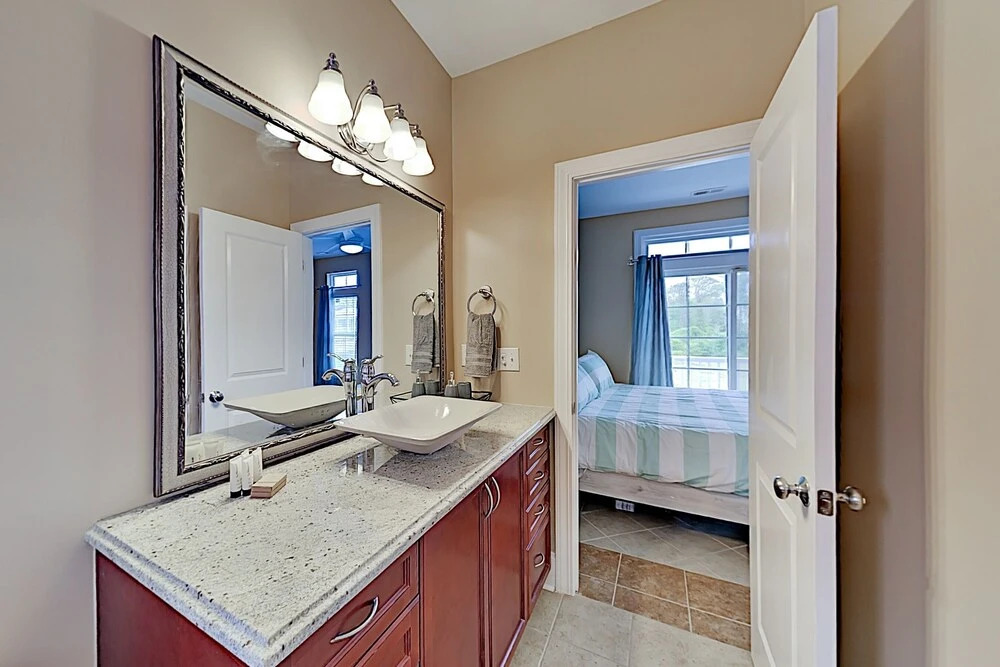 Expansive W/ Elevator - 4 Blocks To Beach 5 Bedroom Condo