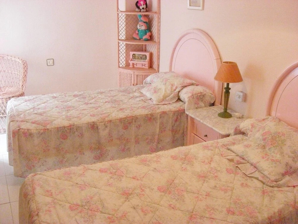 Authentic family apartment facing the sea