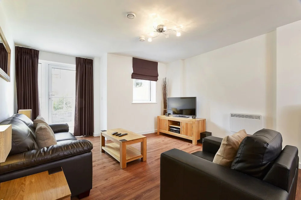 New Central Woking 1 and 2 Bedroom Apartments with Free Gym, close to Train Station