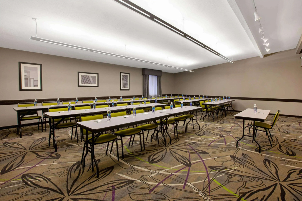 La Quinta Inn & Suites by Wyndham Detroit Metro Airport