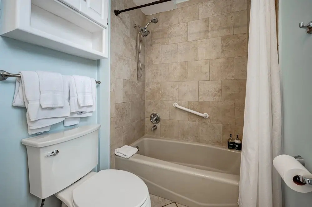 Huge Lincoln Park 6 Bed Duplex with Free Parking by AllSet Turnover