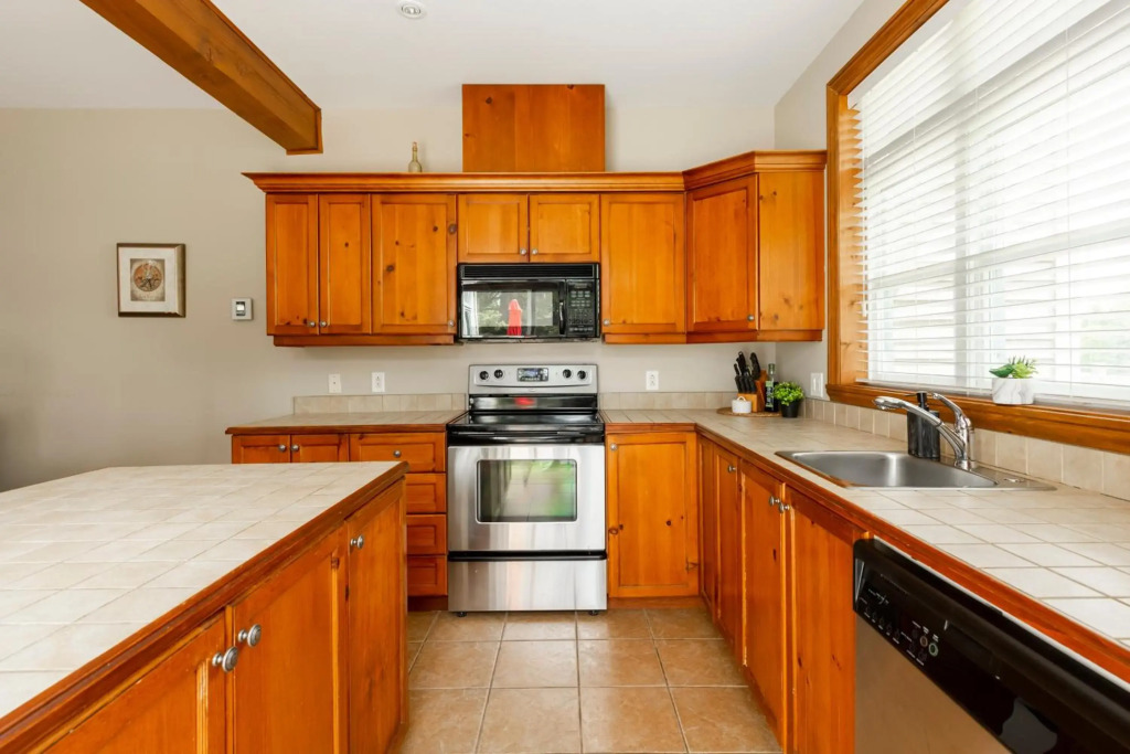 InstantSuites - Cheerful 3 Bedroom Cottage On Golf Course