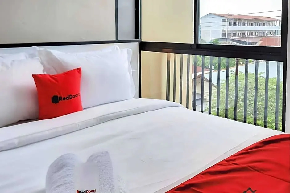 RedDoorz near RS Royal Prima Medan 2