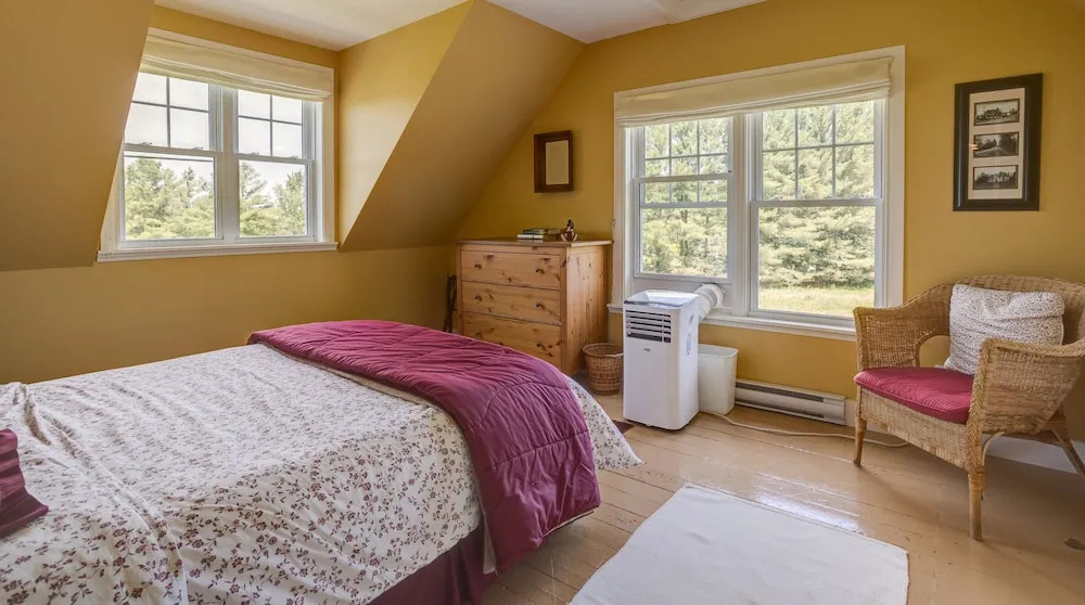 North House - Lovely Lac-Brome 3 Bedroom Lakefront Cottage