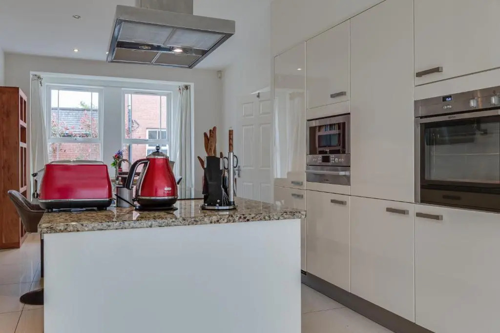 Modern, luxury suites with private bathrooms close to city centre