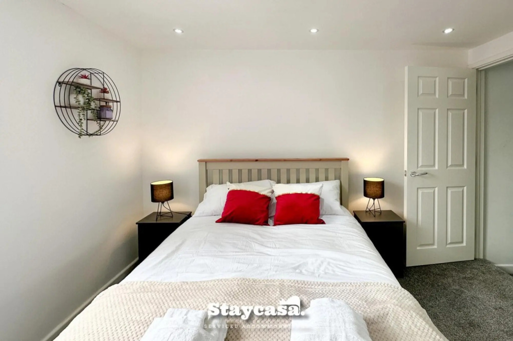 Stunning Design 3 Bedroom House Street Parking