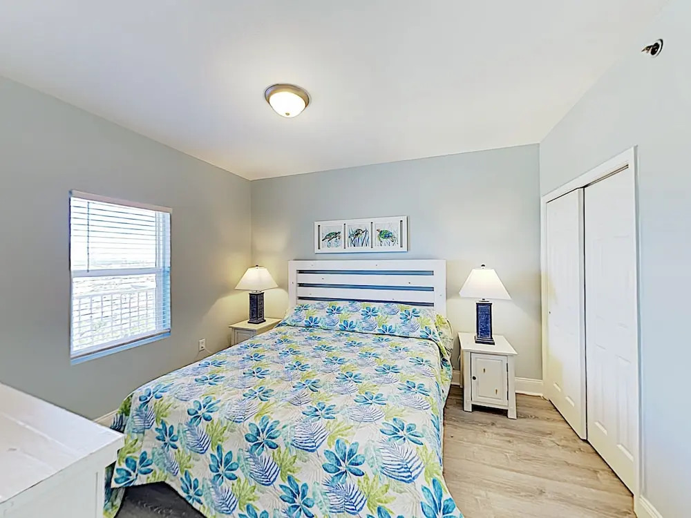 Gulf-view W/ 5 Pools & Private Beach Access 2 Bedroom Condo