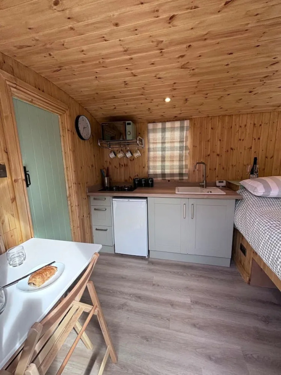 Shepherds Hut With Hot Tub