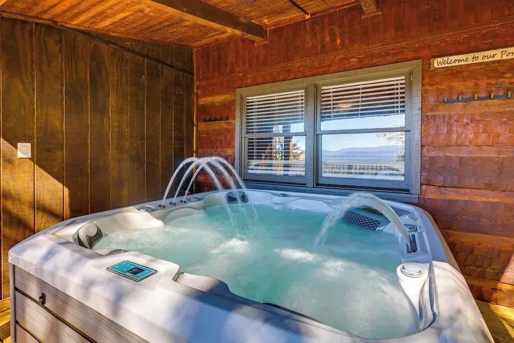 3 Mi to Dtwn: Mtn-view Cabin in Gatlinburg!