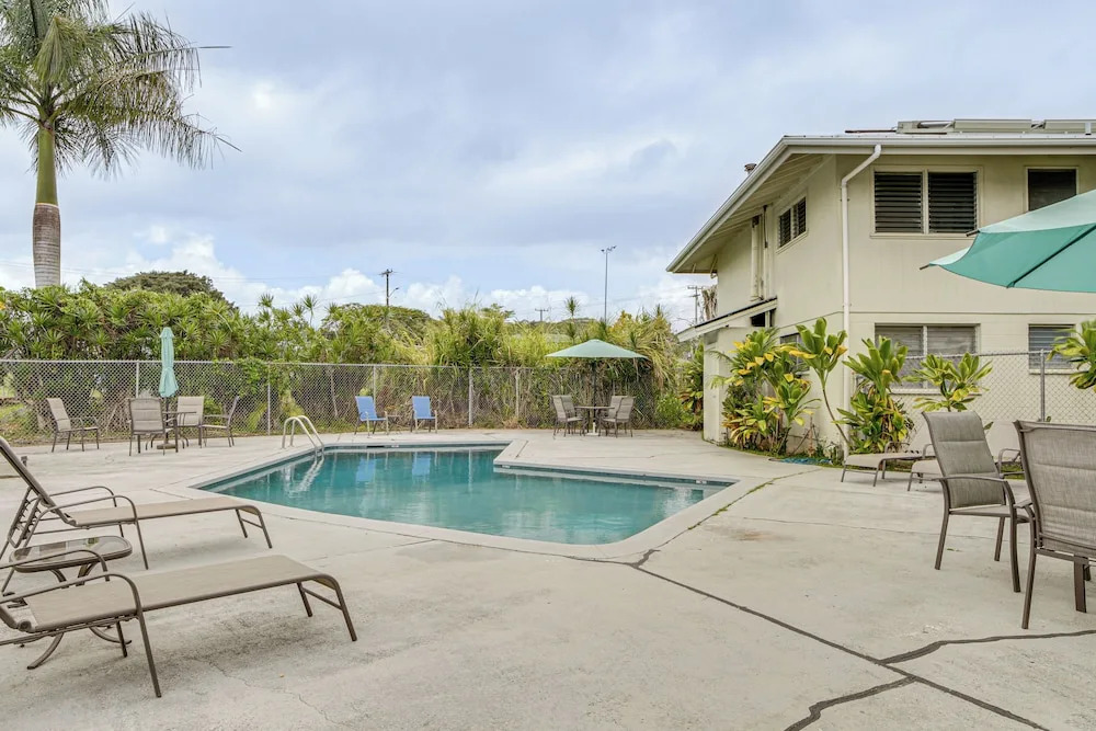 Walk to Dining & Local Markets! Hilo Getaway