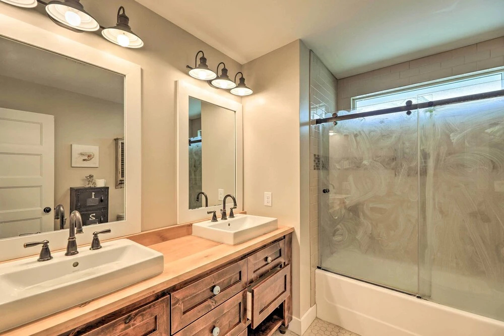 Bright Emerald Isle Home - Walk to the Beach!